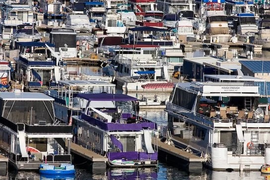 Marina at Lake Powell, Arizona - Photo © Carl Amoth